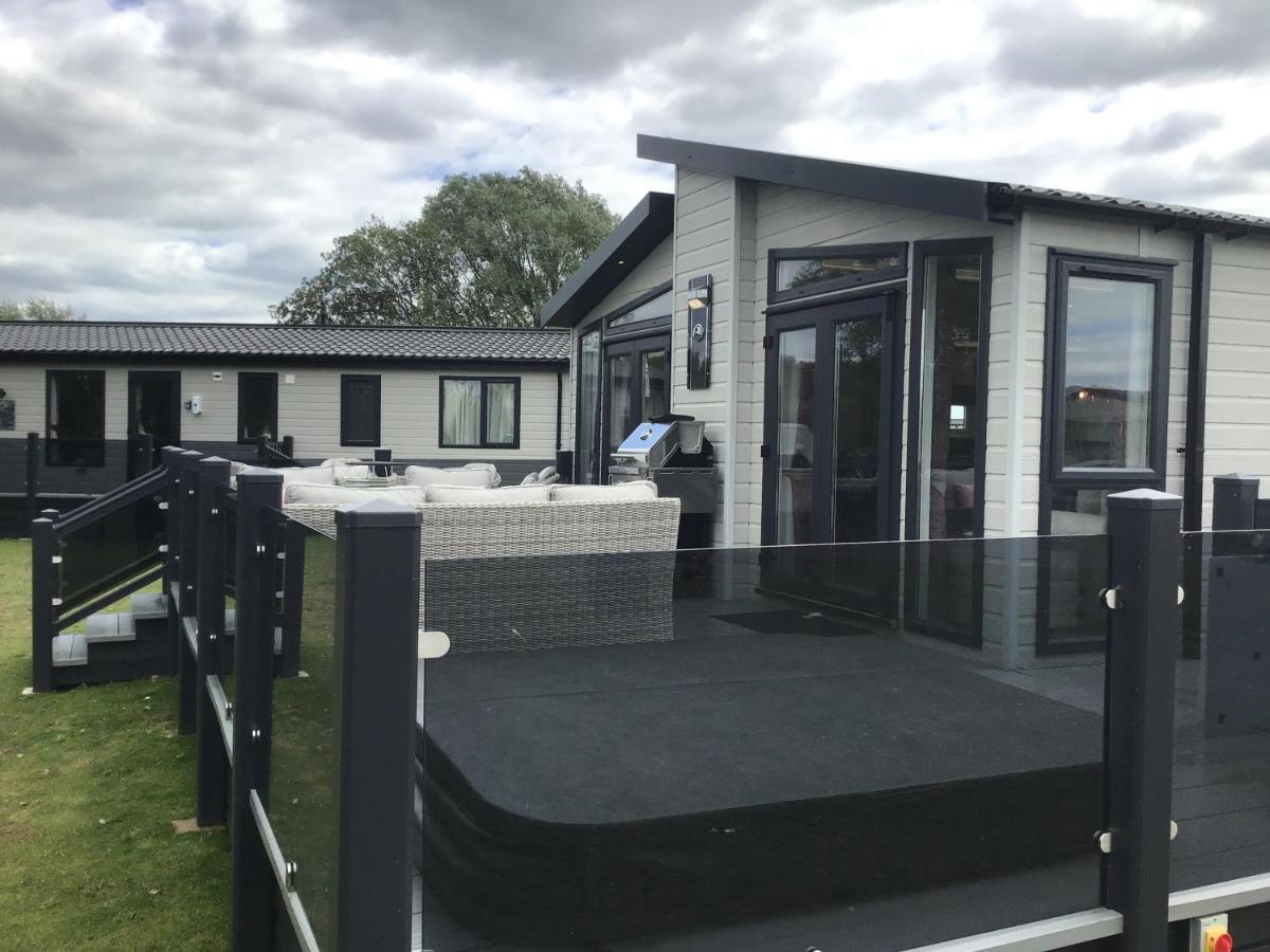 Tattershall Vip Lodge- Lakeside Setting With Hot Tub And Private Fishing Peg Situated On Osprey Lake Tattershall Park Exterior foto